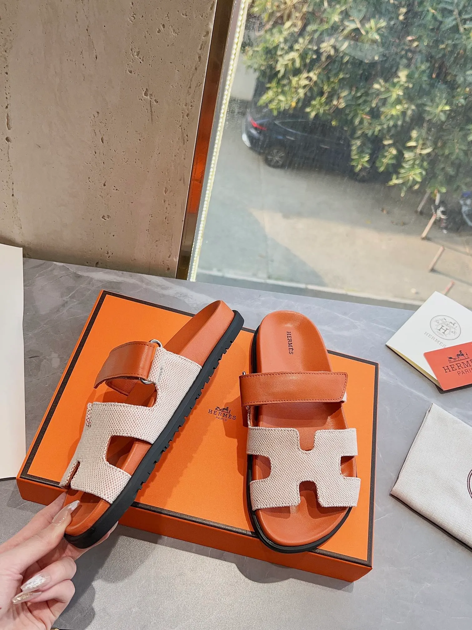 👟👟Ex-factory price 440👟👟 Men's size +10 H family 2024 spring and summer new style HERMES Hermes' recently popular couple's shoes, pig nose angle sandals and slippers, paired with various colorful socks, extremely trendy. Upper lining: imported original material. Outsole: non-slip and wear-resistant outsole. Size: Female 35-42 (40/42 non-returnable and non-exchangeable) Men’s size: 39-45 (45 is non-refundable and non-exchangeable)